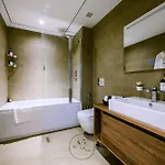 24th Floor Luxury Sea View Pools Gym & Rooftop I Mercury Tower Appartement