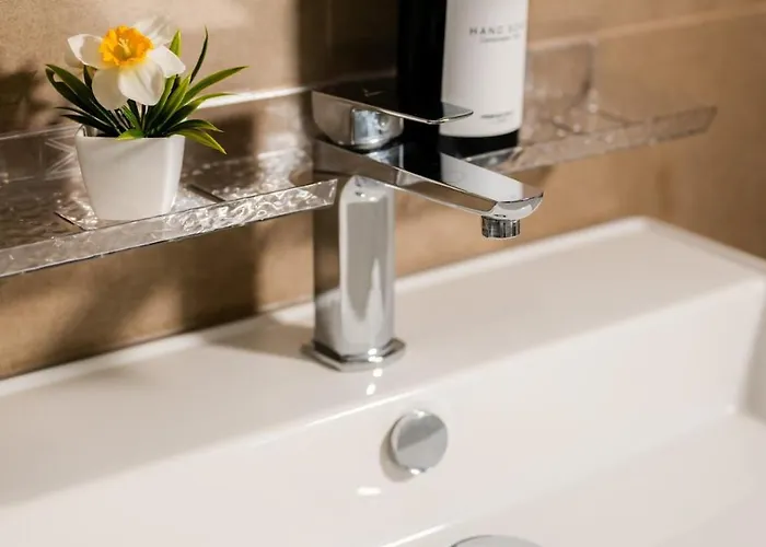 24th Floor Luxury Sea View Pools Gym & Rooftop I Mercury Tower