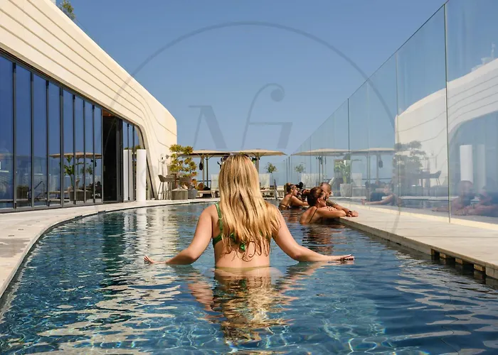 24th Floor Luxury Sea View Pools Gym & Rooftop I Mercury Tower