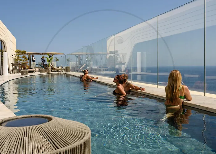 24th Floor Luxury Sea View Pools Gym & Rooftop I Mercury Tower