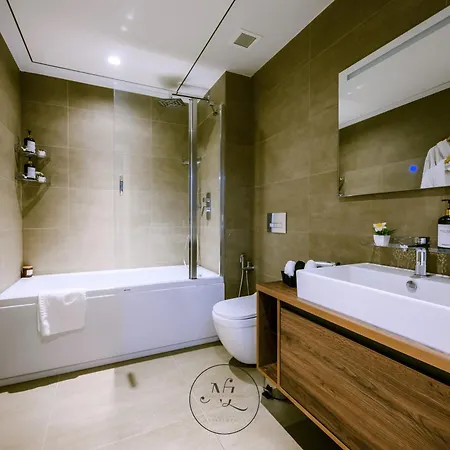 24th Floor Luxury Sea View Pools Gym & Rooftop I Mercury Tower 아파트